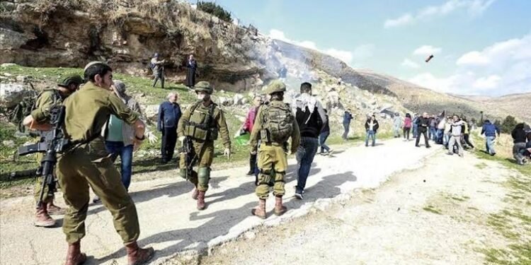 مستوطنون إسرائيليون يلاحقون صحفيين فلسطينيين بالضفة الغربية