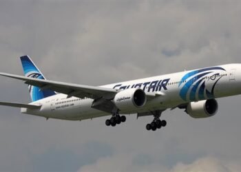 مصر للطيران تكشف حقيقة هبوط طائرة على الطريق الدائري