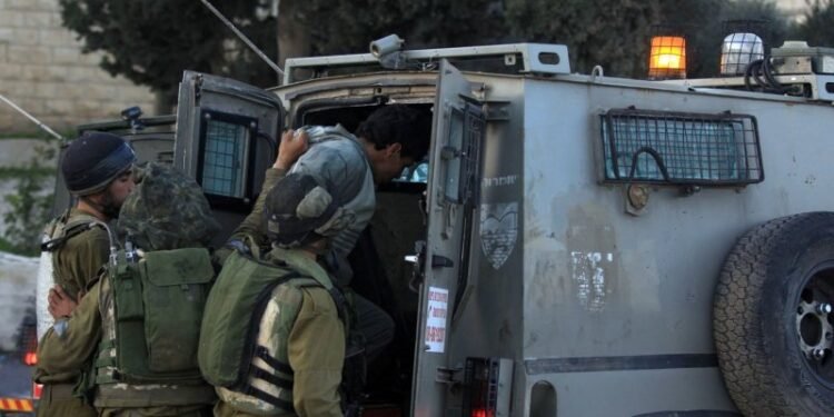 الاحتلال يعتقل 17 مواطناً خلال اقتحام واسع لمدينة نابلس