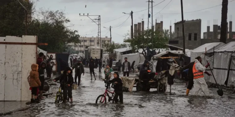 فيضانات وسيول تعزل إيلات وتغلق طرقًا رئيسية في الأراضي المحتلة