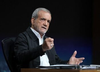 الرئيس الإيراني: إيران تواجه "حربًا شاملة" من الولايات المتحدة وأوروبا وإسرائيل