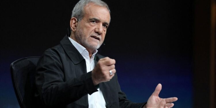 الرئيس الإيراني: إيران تواجه "حربًا شاملة" من الولايات المتحدة وأوروبا وإسرائيل