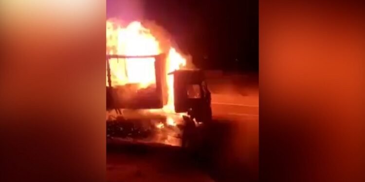 السيطرة على حريق سيارة نقل بعد انقلابها أعلى دائري المريوطية بالجيزة