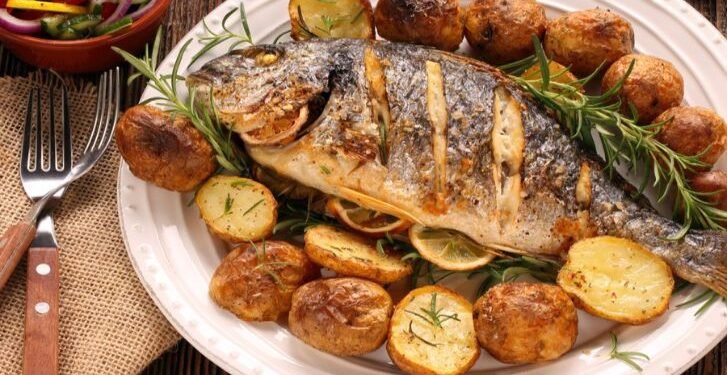 وفاة شخص وإصابة اثنين بتسمم غذائي بعد تناول وجبة سمك بالمحلة الكبرى