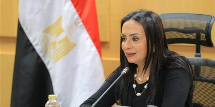 وزيرة التضامن توجه بصرف مساعدات مالية لأسر ضحايا حادث حريق سوق الخواجات بالمنصورة