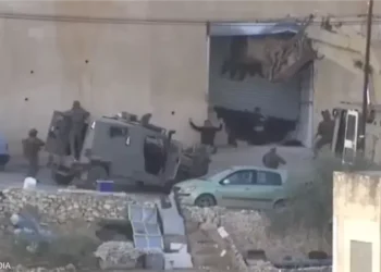 قوات الاحتلال تهدم منشآت تجارية في حزما وسط تصاعد الاعتقالات بالضفة الغربية