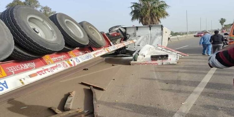 تكدس مروري أعلى الدائري بالسلام إثر انقلاب سيارة تريلا