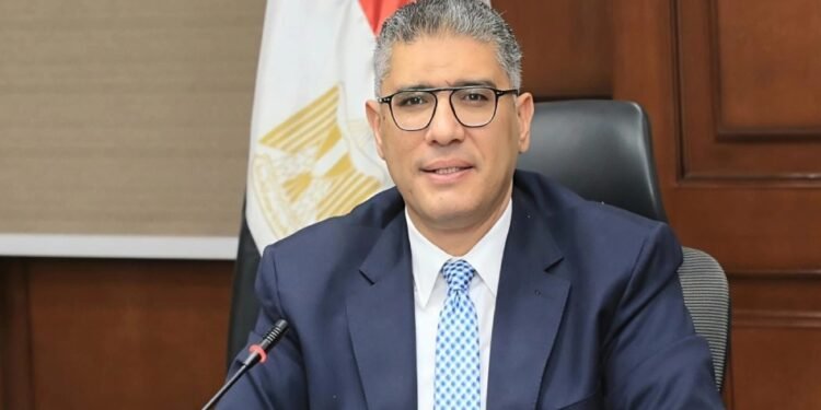 محافظ الجيزة للصحفيين عن عقار إمبابة المنهار: معنديش تصريحات.. البيت وقع وصورتوه