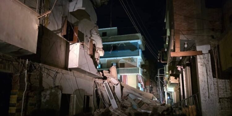 انهيار عقار بالمنيا وإصابة 4 أشخاص.. وفرق الإنقاذ تبحث عن ضحايا آخرين