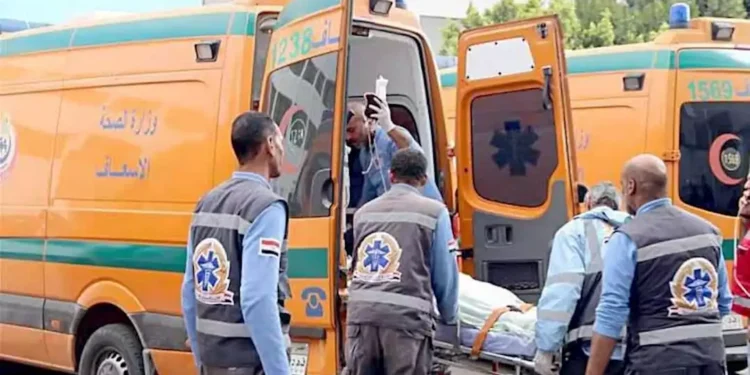 مصرع شخصين وإصابة 11 آخرين إثر انقلاب ميكروباص بطريق أسيوط الغربي