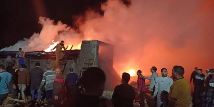 السيطرة على حريق مخزن بلاستيك بالعكرشة في القليوبية