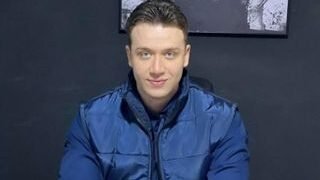 غزل إلكتروني يتحول إلى قضية رأي عام.. ماذا حدث في إعلان طبيب الأعصاب؟