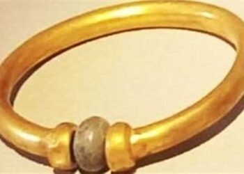 قررت المحكمة المختصة تأجيل محاكمة المتهمين بسرقة الأسورة الأثرية من داخل المتحف المصري إلى جلسة 14 ديسمبر. وكانت التحقيقات قد كشفت أن المتهم الثاني تعامل مع الواقعة بحسن نية، ولم يكن يعلم أن الأسورة أثرية أو مسروقة، مؤكدًا أنه تعرف على المتهمة الأولى باعتبارها جارته، وأنه تدخل كوسيط لمساعدتها في بيع الأسورة. وأوضح المتهم أن دوره اقتصر على الوساطة بين المتهمة الأولى والمتهم الثالث في منطقة الصاغة، حيث يعمل كوسيط مقابل عمولة. فيما أقر أن المتهمة الأولى قامت بكسر الفص الموجود بالأسورة باستخدام زرادية لإخفاء أثرية القطعة قبل بيعها، ثم احتفظت به. تأجيل محاكمة المتهمين بسرقة الأسورة الأثرية من المتحف المصري إلى 14 ديسمبر