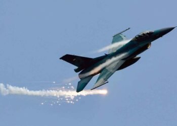 مقاتلات أمريكية تلقي قنابل ضوئية في أجواء مدينة تدمر