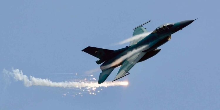 مقاتلات أمريكية تلقي قنابل ضوئية في أجواء مدينة تدمر