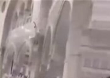 شخص يلقي بنفسه من الأدوار العليا بالمسجد الحرام.. وإصابة شخص حاول إنقاذه