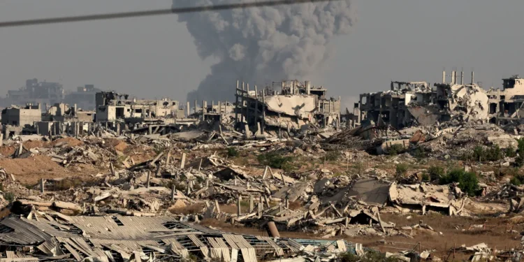 غارات وقصف مدفعي إسرائيلي يستهدف عدة مناطق في قطاع غزة