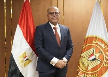 وزير العمل يصدر قرارًا بتحديد الإجازات الرسمية مدفوعة الأجر للعاملين بالقطاع الخاص