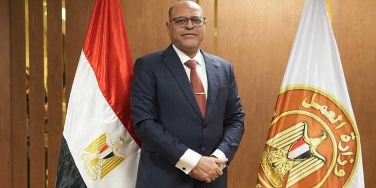 وزير العمل يصدر قرارًا بتحديد الإجازات الرسمية مدفوعة الأجر للعاملين بالقطاع الخاص