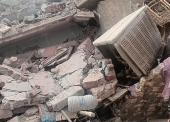 إصابة 3 أشخاص وتدمير سيارتين في انهيار عقار ببولاق الدكرور