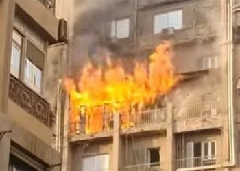 اشتعال النيران داخل عقار بوسط البلد دون إصابات.. وجهود مكثفة للسيطرة على الحريق