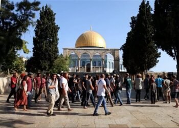 مستوطنون يقتحمون المسجد الأقصى تحت حماية شرطة الاحتلال