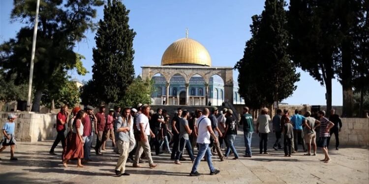 مستوطنون يقتحمون المسجد الأقصى تحت حماية شرطة الاحتلال