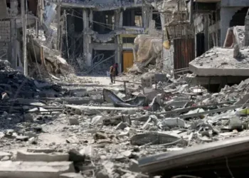 غارات إسرائيلية مكثفة على خان يونس وعمليات نسف شرق غزة رغم وقف إطلاق النار