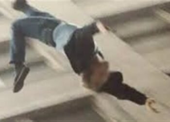 مصرع شخص سقط من الطابق السادس بعقار أمام بوابة الجامعة الأمريكية بالتجمع