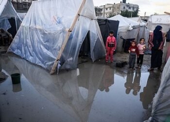 خمسة قتلى وعشرات الإصابات بعد انهيار منازل وخيام في غزة بفعل الأمطار الغزيرة