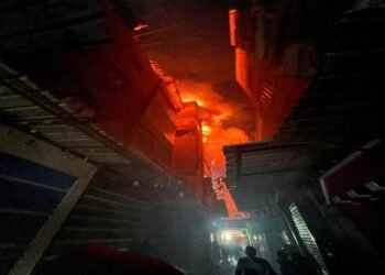 3 وفيات و10 مصابين في حريق كبير بسوق الخواجات بالمنصورة