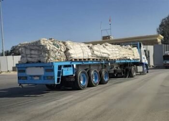 تحرك شاحنات القافلة الـ94 تمهيدا لدخولها من مصر إلى قطاع غزة