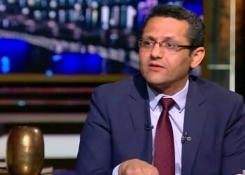 نقيب الصحفيين يدين محاولة تصوير أحمد الفيشاوي خلال عزاء والدته