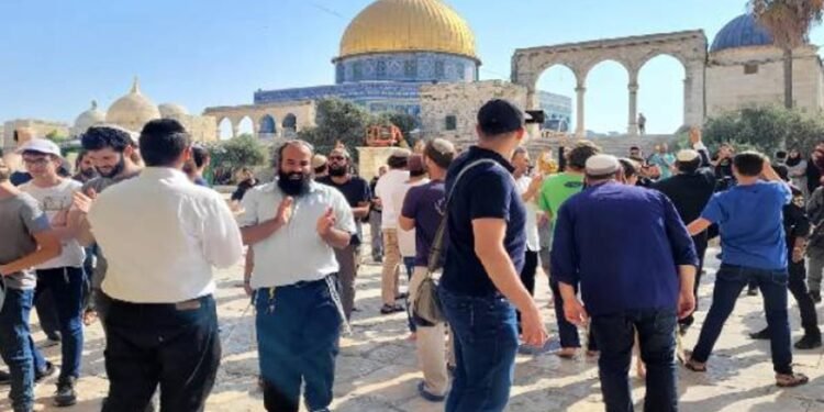 مستوطنون يقتحمون المسجد الأقصى بحماية قوات الاحتلال