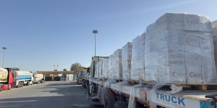 الهلال الأحمر يدفع بـ 256 ألف سلة غذائية واحتياجات الشتاء لأهالي غزة