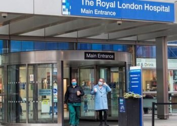 مكتب رئيس الوزراء البريطاني يحث المواطنين على ارتداء الكمامات