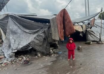 انهيار 13 منزلًا وغرق 27 ألف خيمة بسبب المنخفض الجوي في غزة