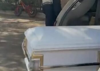 وصول جثمان المخرج داود عبد السيد إلى كنيسة مارمرقس بمصر الجديدة لإقامة صلاة الجنازة