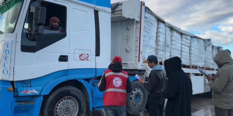 الهلال الأحمر يرسل أكثر من 14 ألف بطانية و15 ألف خيمة إلى غزة اليوم