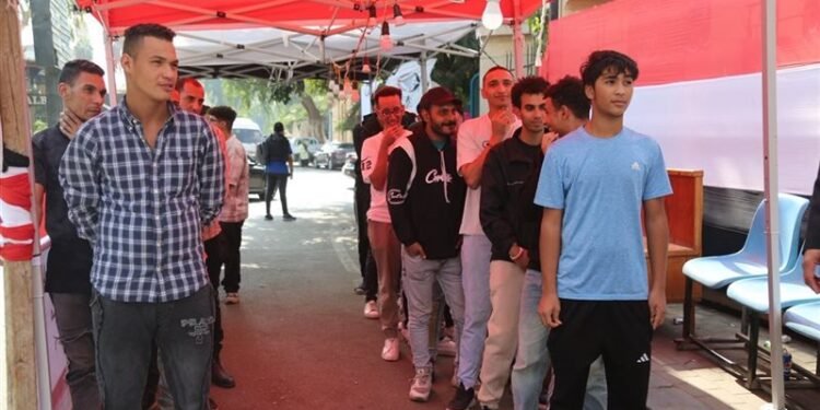المصريون في الخارج يدلون بأصواتهم في 19 دائرة ملغاة بالمرحلة الأولى لانتخابات النواب