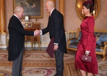 السفير المصري في لندن يقدم أوراق اعتماده لملك بريطانيا