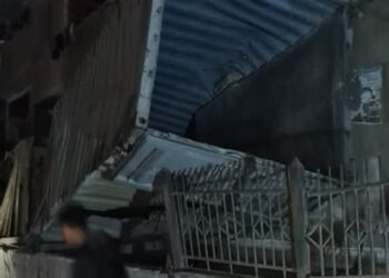 سقوط صناديق حديدية من قطار بضائع في طوخ يتسبب في أضرار للمنازل