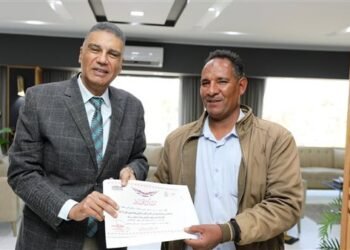 محافظ أسوان يكرم موظفًا أعاد حقيبة سائحة أجنبية