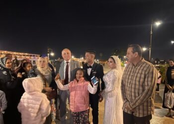 محافظ الأقصر يفاجئ عروسين ويشاركهما فرحة الزفاف على الكورنيش