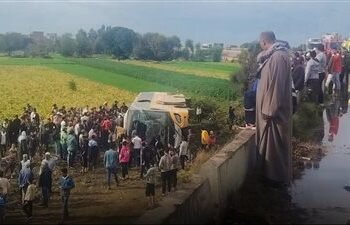 انتشال أتوبيس عقب انقلابه بسبب الأمطار في الغربية
