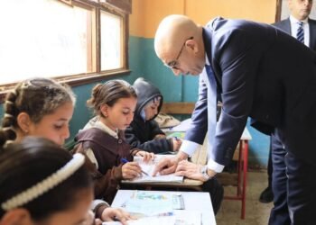 وزير التعليم يشدد على تحقيق الانضباط الكامل داخل مدارس البدرشين.. ويشيد بانتظام العملية التعليمية في الصف