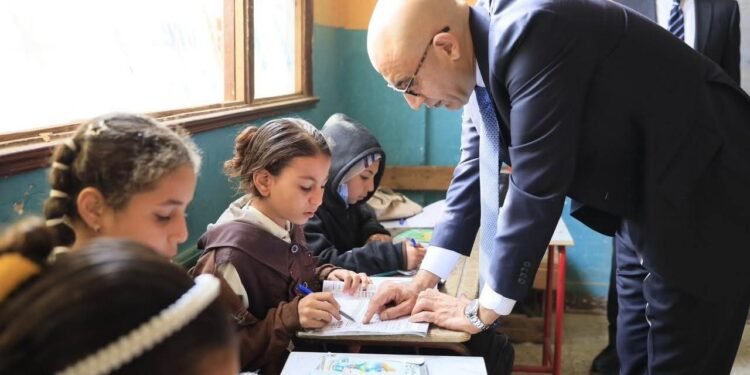 وزير التعليم يشدد على تحقيق الانضباط الكامل داخل مدارس البدرشين.. ويشيد بانتظام العملية التعليمية في الصف