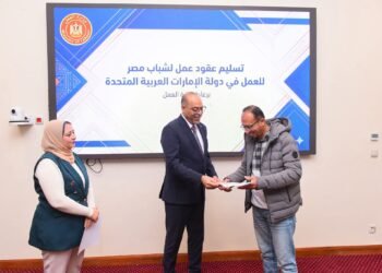 وزير العمل يسلّم 25 عقد عمل جديد لشباب مصري للعمل بدولة الإمارات