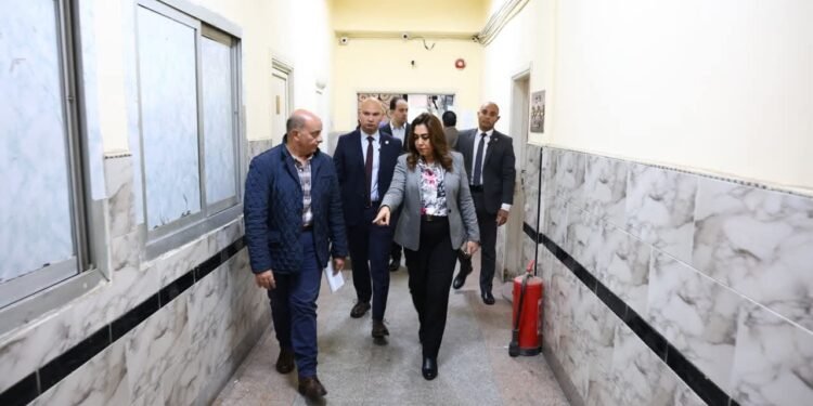 وزيرة التنمية المحلية تُقيل رئيس حي النزهة بالقاهرة