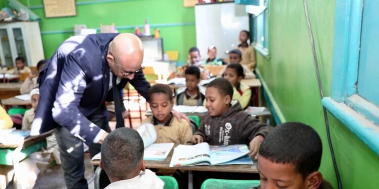 وزير التعليم ومحافظ أسوان يتفقدان 6 مدارس بإدارة إدفو التعليمية